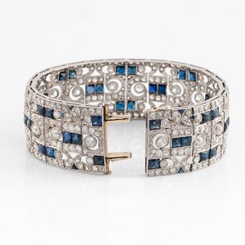 Armband platina med gammalslipade diamanter och trappslipade safirer.