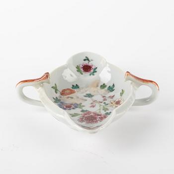 A famille rose Chinese Export sauce boat, Qing dynasty, Qianlong (1736-95).