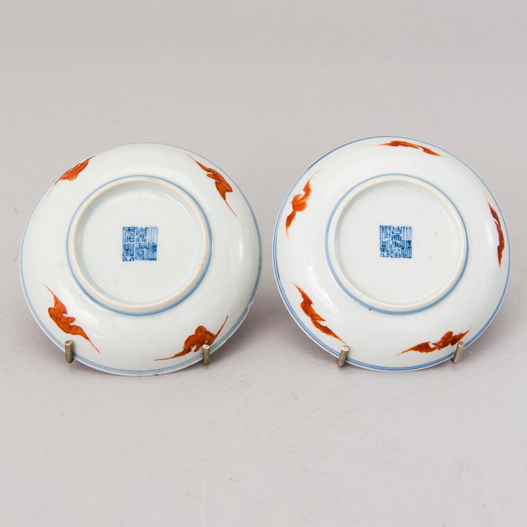 A PAIR OF SMALL CHINESE DISHES, porcelain Jiaqing  (1796-1820).