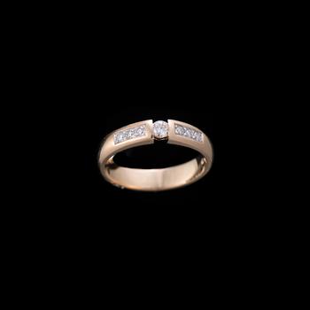 RING, 18K guld, briljantslipade diamanter. Vikt ca 4,5 g.