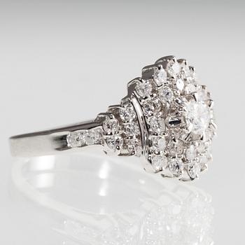 RING, platina, briljantslipade diamanter tot. 1,01 ct. Vikt 6,4 g.