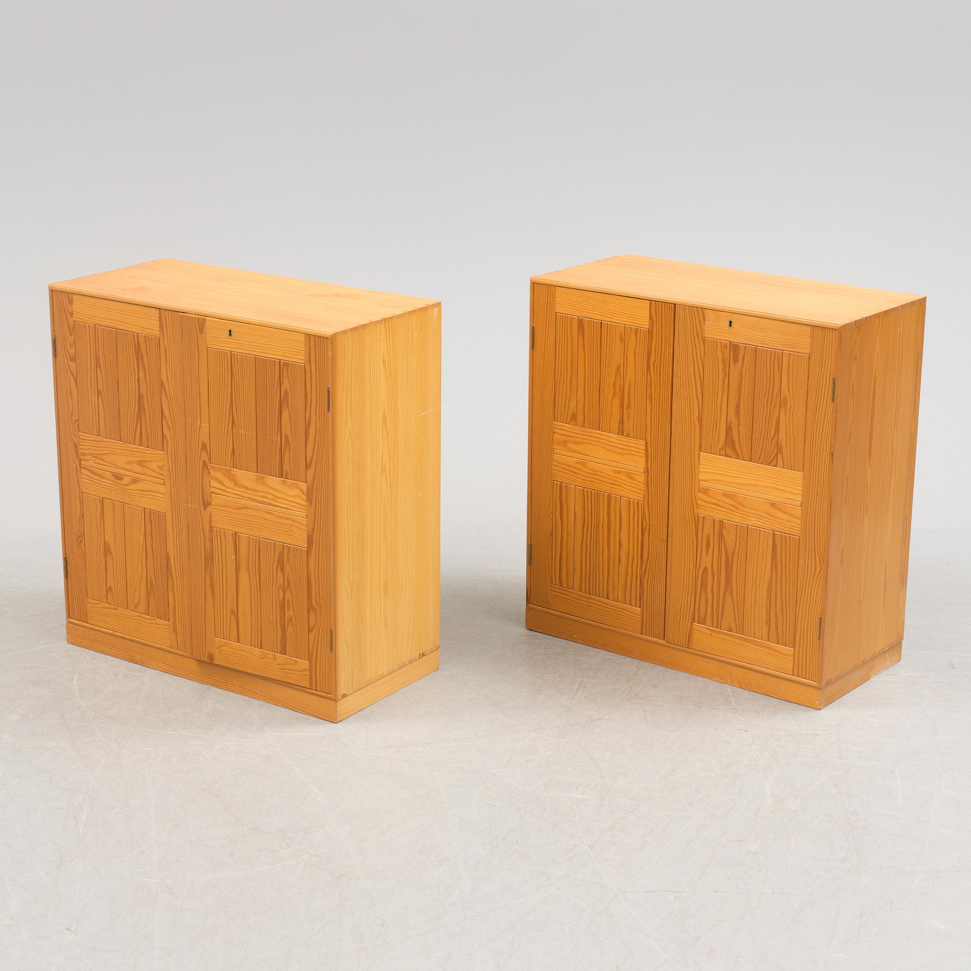 MOGENS KOCH, underskåp, ett par, "Byggereolen", för Rud Rasmussens Snedkerier.  Danmark, 1900-talets andra hälft.