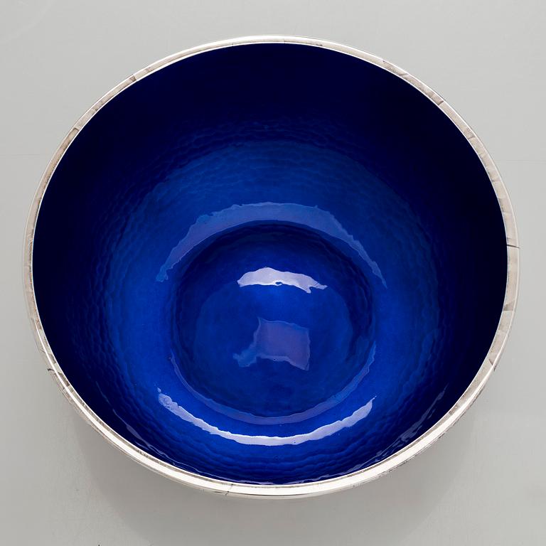 A. Tillander, skål, sterlingsilver och emalj, Åbo 2005.