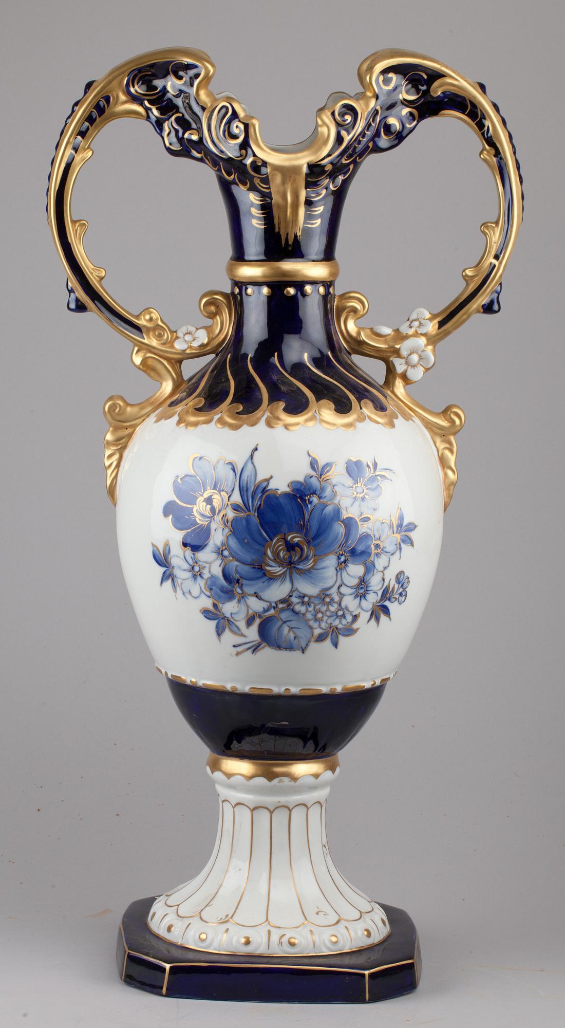 PRAKTURNOR, ett par, porslin, Royal Dux, 1900-tal.