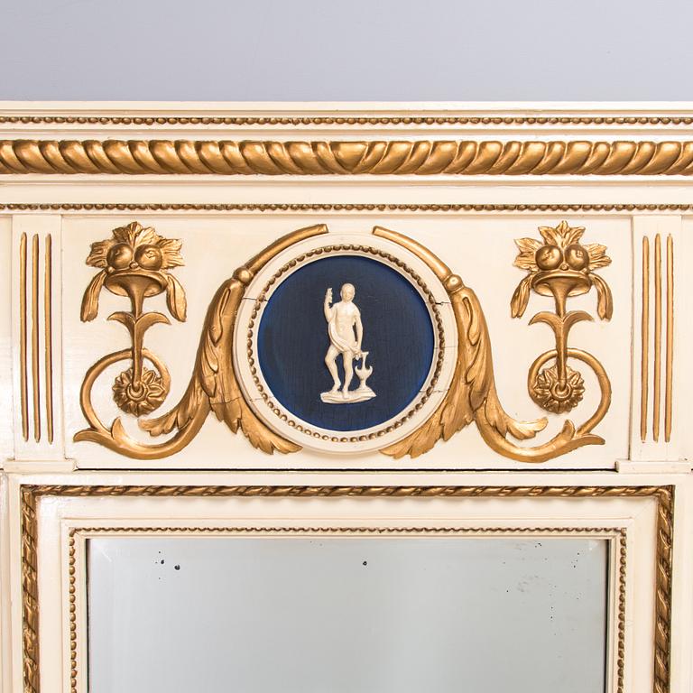 Spegel med konsolbord samt 4 stolar, sengustaviansk stil, 1900-talets början.