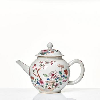 Tekannor, två stycken, kompaniporslin. Qingdynastin, Qianlong (1736-95).