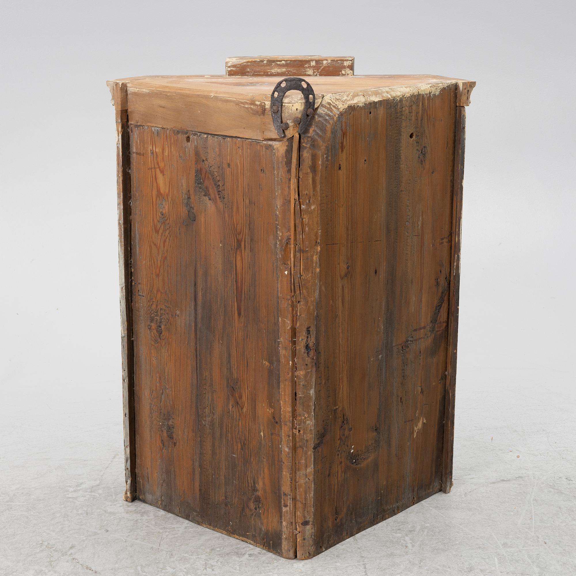 Corner cupboard/wall cabinet 18th century.
