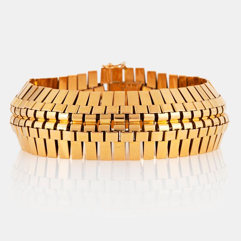 An 18K gold bracelet.