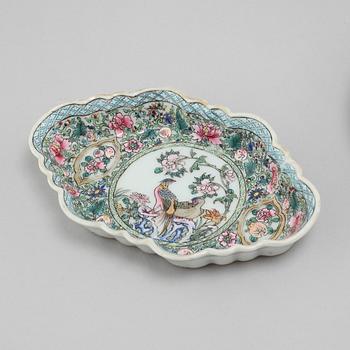 Two porcealin cups with saucers and a small dish from China, 18th century.