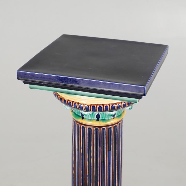 A majolica urn and a piedestal from Gustafsberg, around the year 1900.