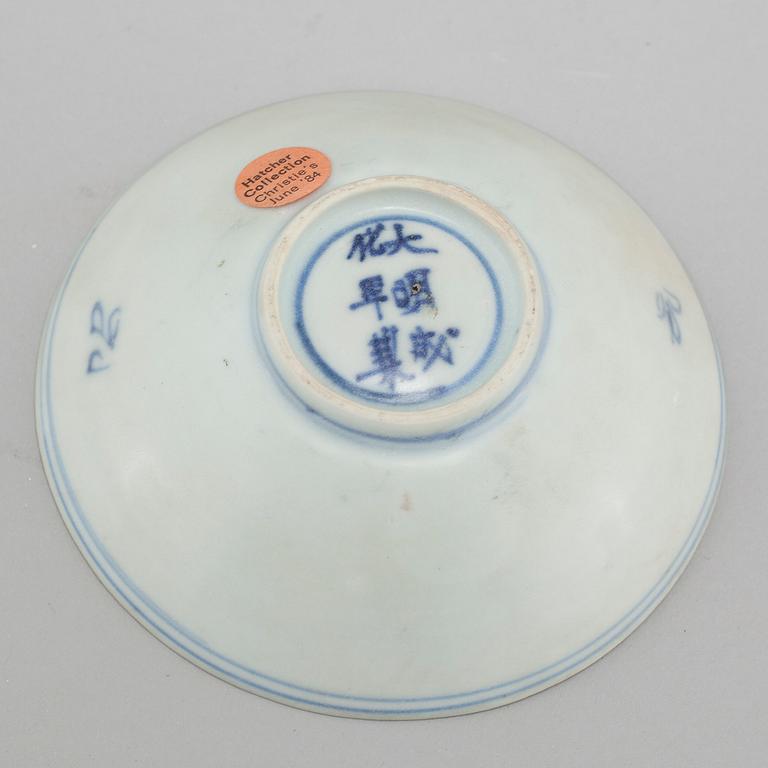 A blue and white bowl, Transition, 17th century.