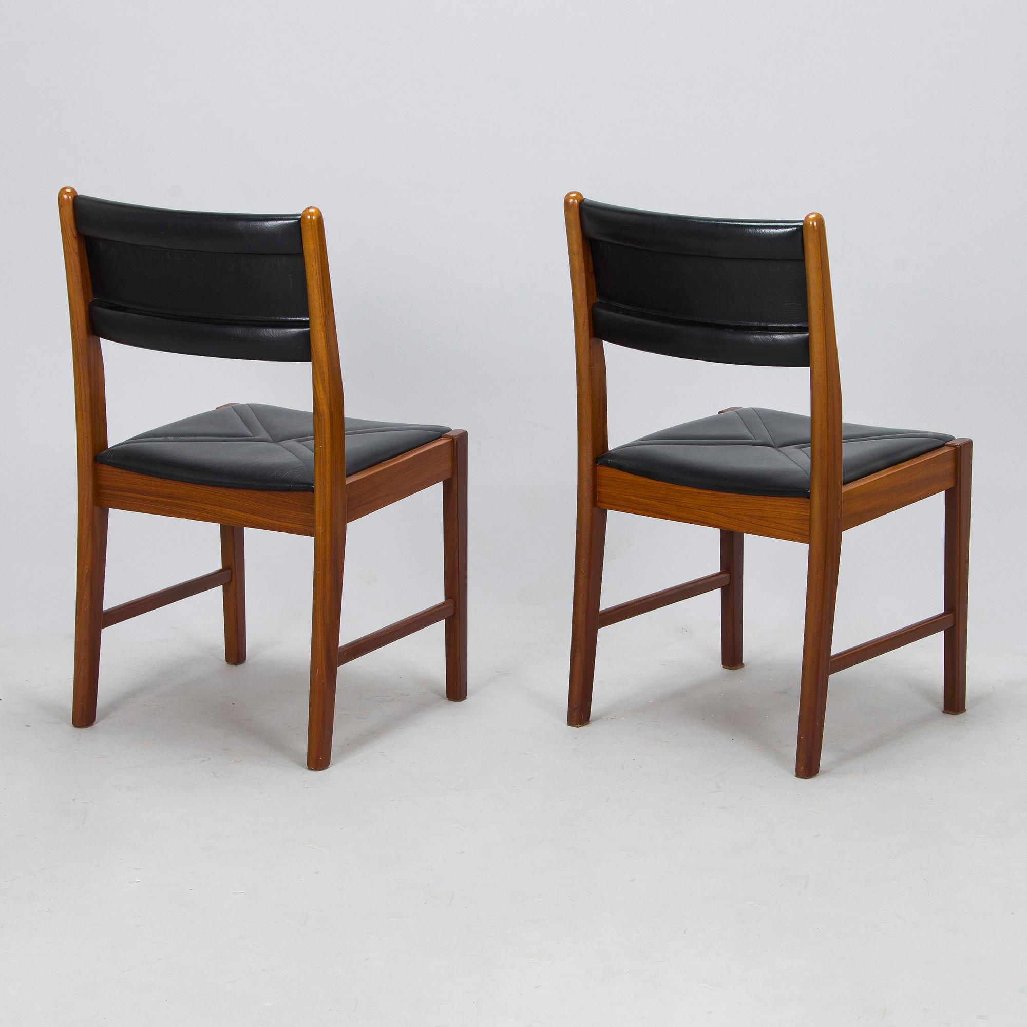 Pertti Salmi, a 1970s 'Samuel' dining table and eight 'Simeon' chairs for Vaara Tuotanto, Kaluste-Yhtymä, Finland.