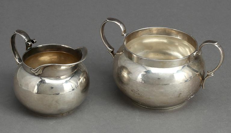SOCKERSKÅL samt GRÄDDKANNA, sterling silver. Tiffany & Co. 1900-talets första hälft. Vikt ca 215 gram.