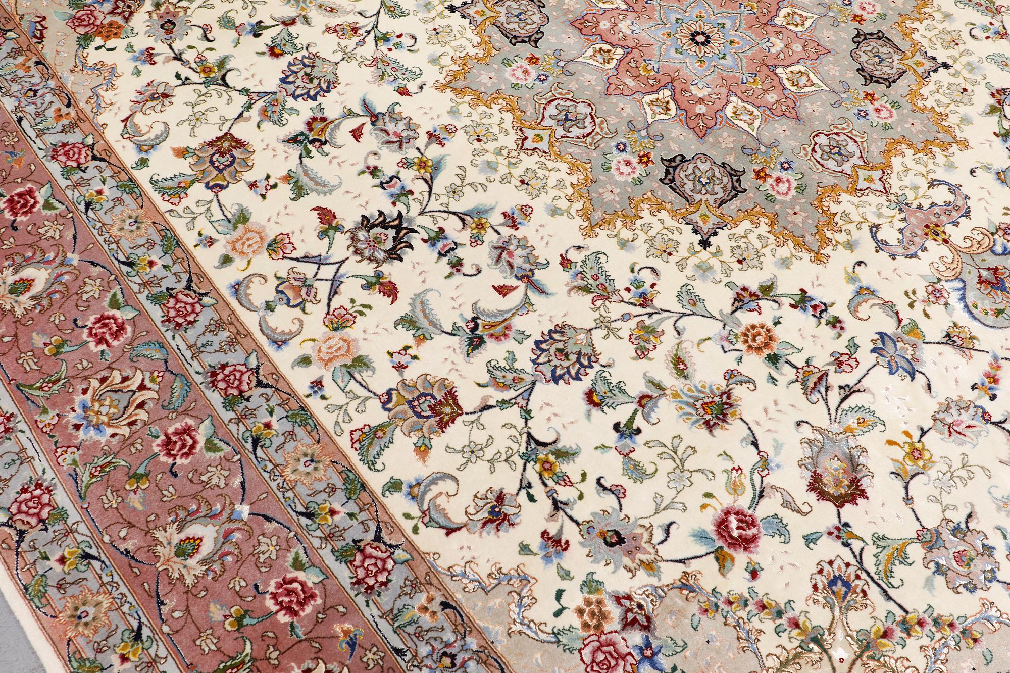 Matta, Täbriz, part silk, 297 x 253 cm.