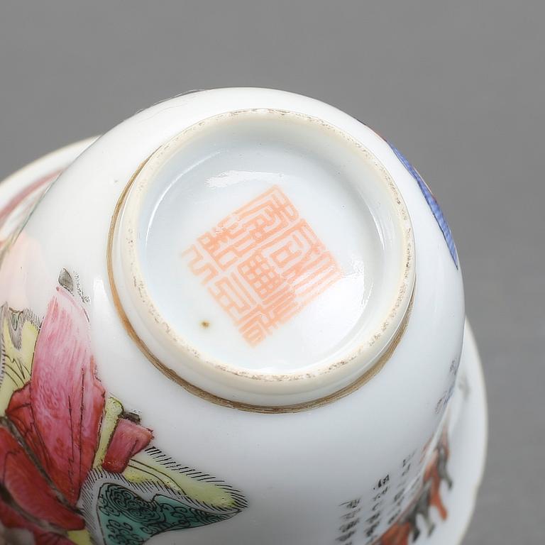 KOPP MED SKÅLFAT, Kina, porslin. Sent 18/1900-tal.