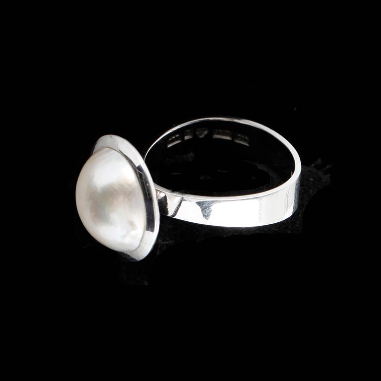 RING, 18k vitguld med odlad mabepärla, 1977.