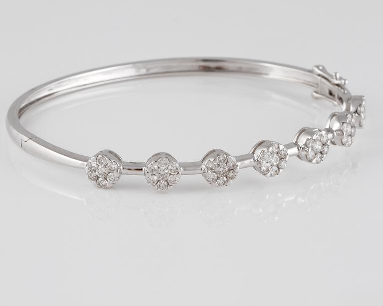 ARMBAND, 18K vitguld med briljantslipade diamanter ca 1,48 ct. Vikt 9,9 gram.