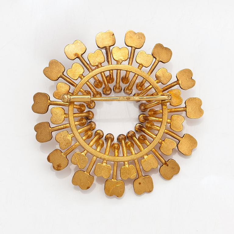 Tapio Wirkkala, Brosch "Solen", 18K guld och diamanter ca 0.13 ct tot. Kultakeskus, Tavastehus 2000.