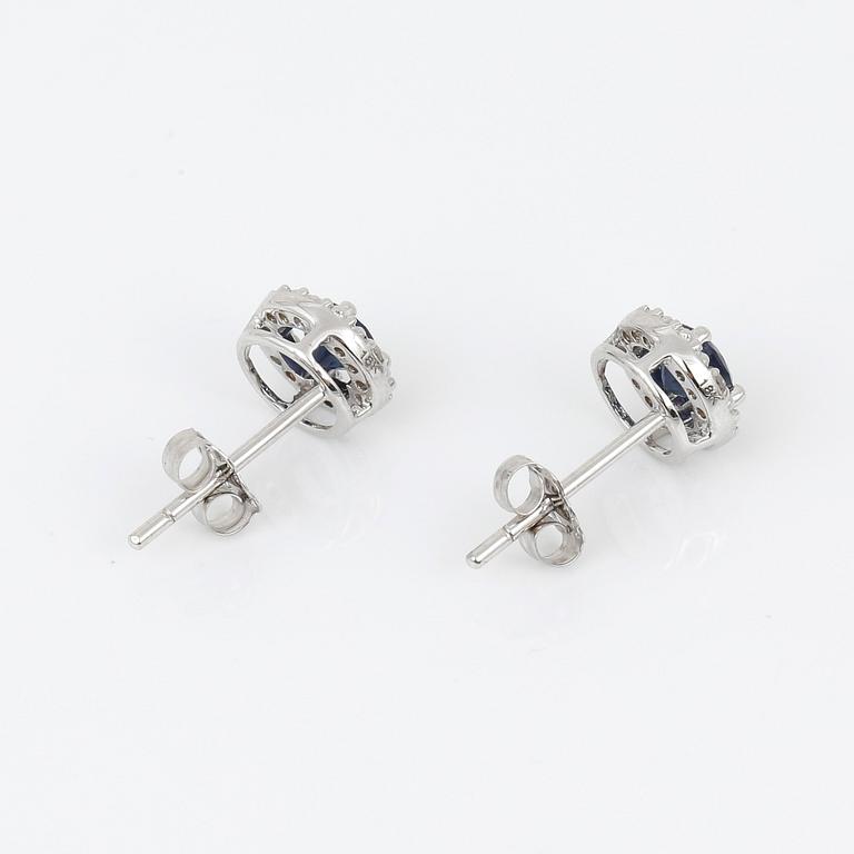 ÖRHÄNGEN, ett par, 18K vitguld med rundslipade safirer ca 0,61 ct och små diamanter. Vikt ca 1,60 g.