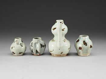 KANNA med KRUKOR, tre stycken, porslin. Yuan dynastin (1271-1368).