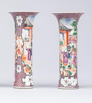 TRUMPETVASER, ett par, porslin, Kina 1800-tal.