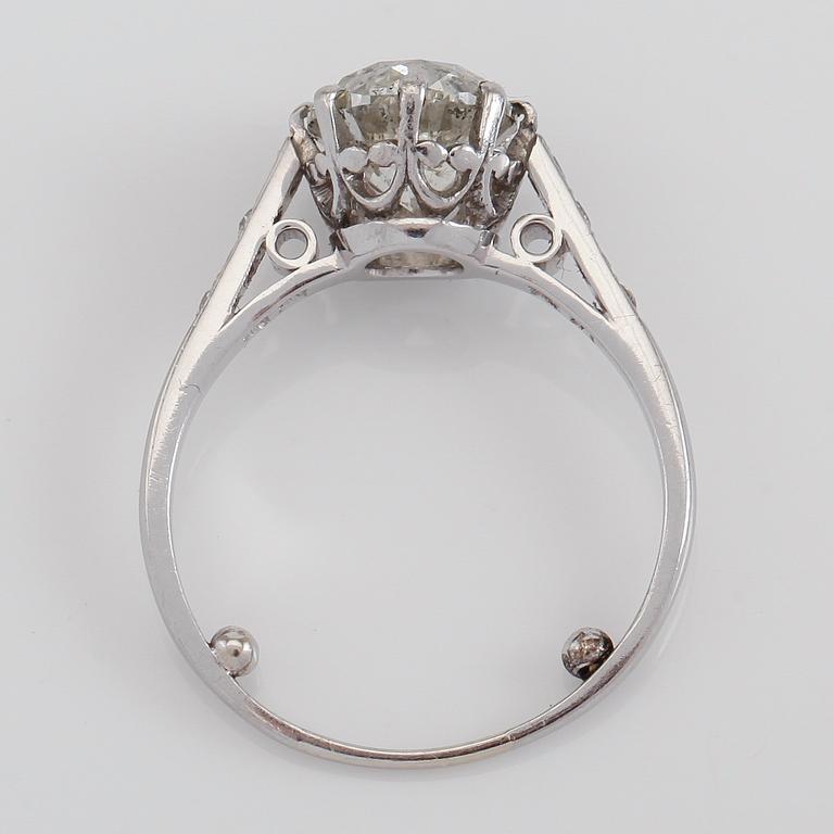 RING, 18K vitguld och solitär briljantslipad diamant ca 2.04 ct, samt mindre diamanter tot ca 0.06 ct.