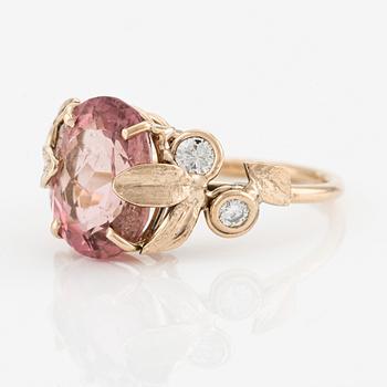 Ring med rosa turmalin och briljantslipade diamanter.