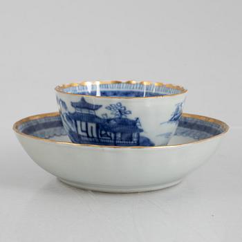 A blue and white export porcelain cup with saucer and four small dishes, China, Qing dynasty, 18th/19th century.
