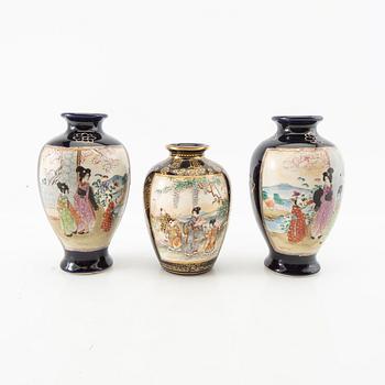 Vaser 3 st, skålar 2 st samt rökelsekar 2 st Japan Satsuma 1900-tal porslin.