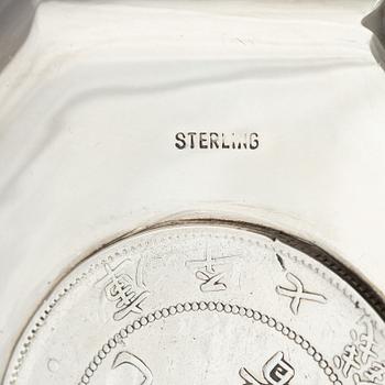 Coasters, två stycken, silver samt sedelklämma. Kina, tidigt 1900-tal.