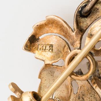 Brosch, guld med pärlor i form av druvklase.