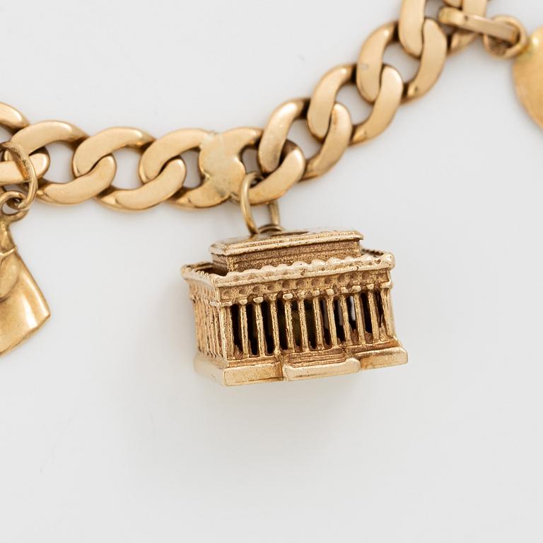 Bracelet 18K gold with charms.