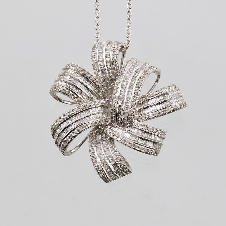 HÄNGE, 18K vitguld med briljant och baguettslipade diamanter 1.36 ct. Vikt 10,8 gram.