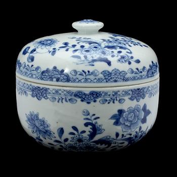 RUNDSKÅL MED LOCK, porslin, Qing dynastin, Qianlong (1736-95).