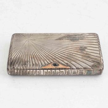 Puderdosa samt cigarettetui, silver, bl a Finland 1912.