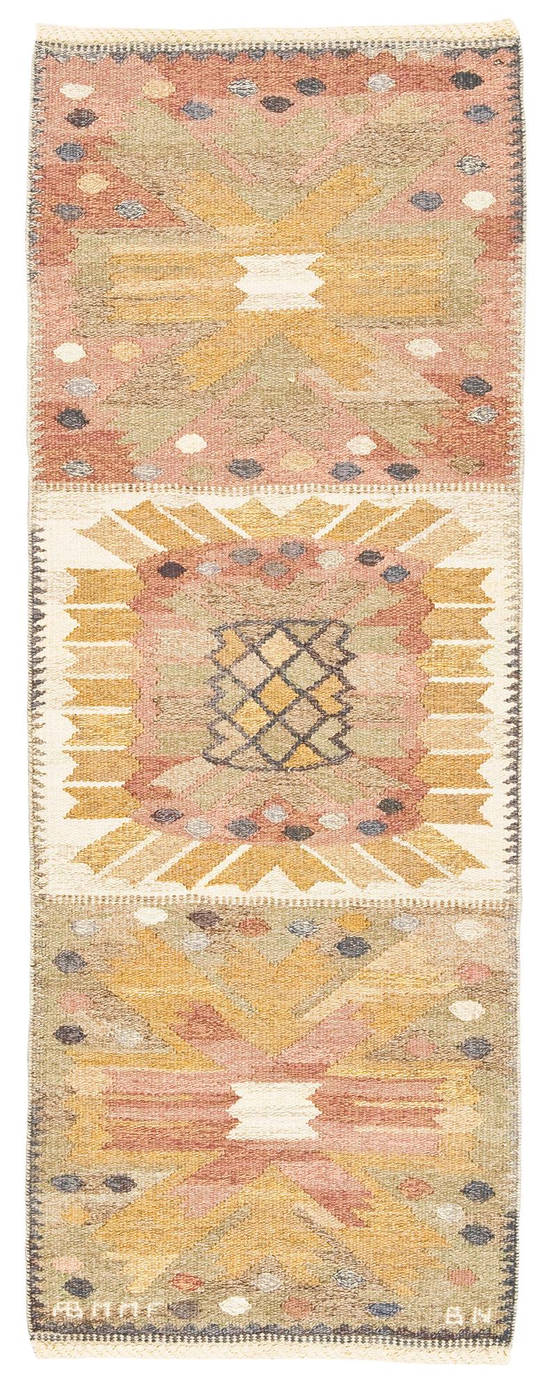 MATTA. "Nejlikan grå". Gobelängteknik. 189,5 x 70,5 cm. Signerad AB MMF BN (AB Märta Måås-Fjetterström, Barbro Nilsson).