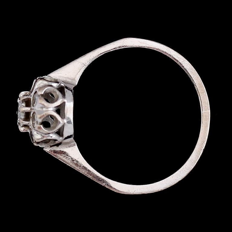 RING, 18 k vitguld, med diamanter, 0.50 ct WP enligt gravyr. Total vikt ca 4 gram.