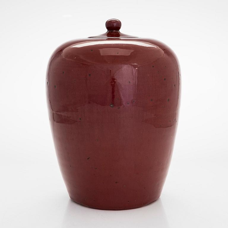 A Chinese ceramic jar with lid, early 20th century.