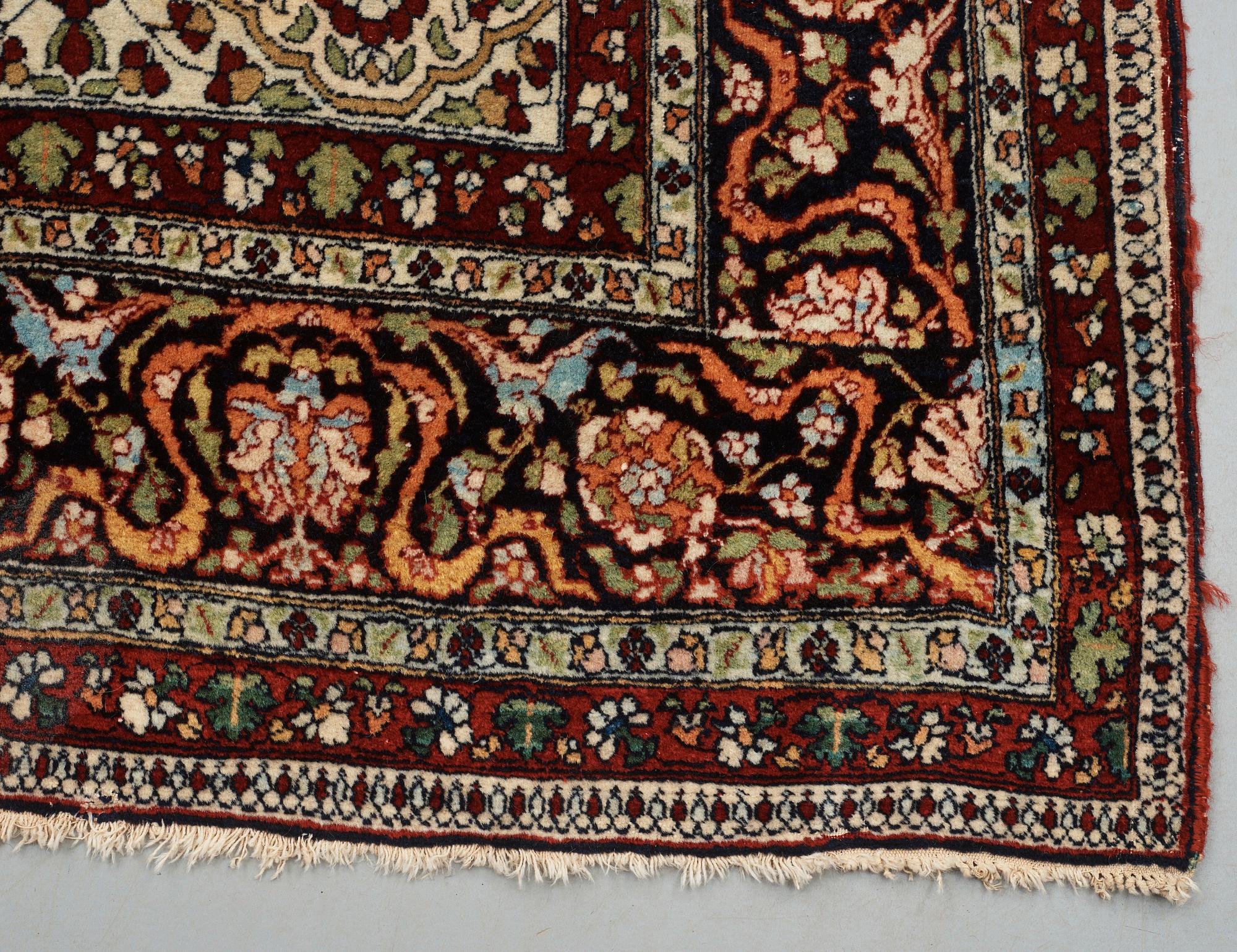 MATTA. Semiantik Isfahan möjligen. 278,5 x 203 cm.