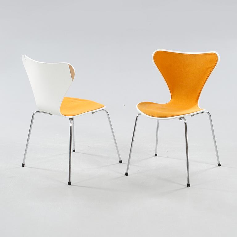 ARNE JACOBSEN, 4 st, stolar,  "Sjuan", Fritz Hansen, 1978.