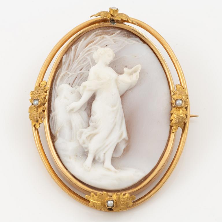 Brooch/pendant 18K gold with shell cameo and pearls.