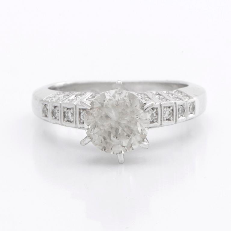 RING 14K vitguld m 1 briljant ca 1,8 ct, ca L-M VS, sidostenar ca 0,25 ct totalt.