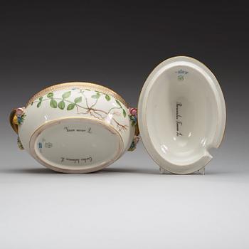 TERRIN med LOCK, porslin. Kungl Dansk, "Flora Danica", 1900-tal.