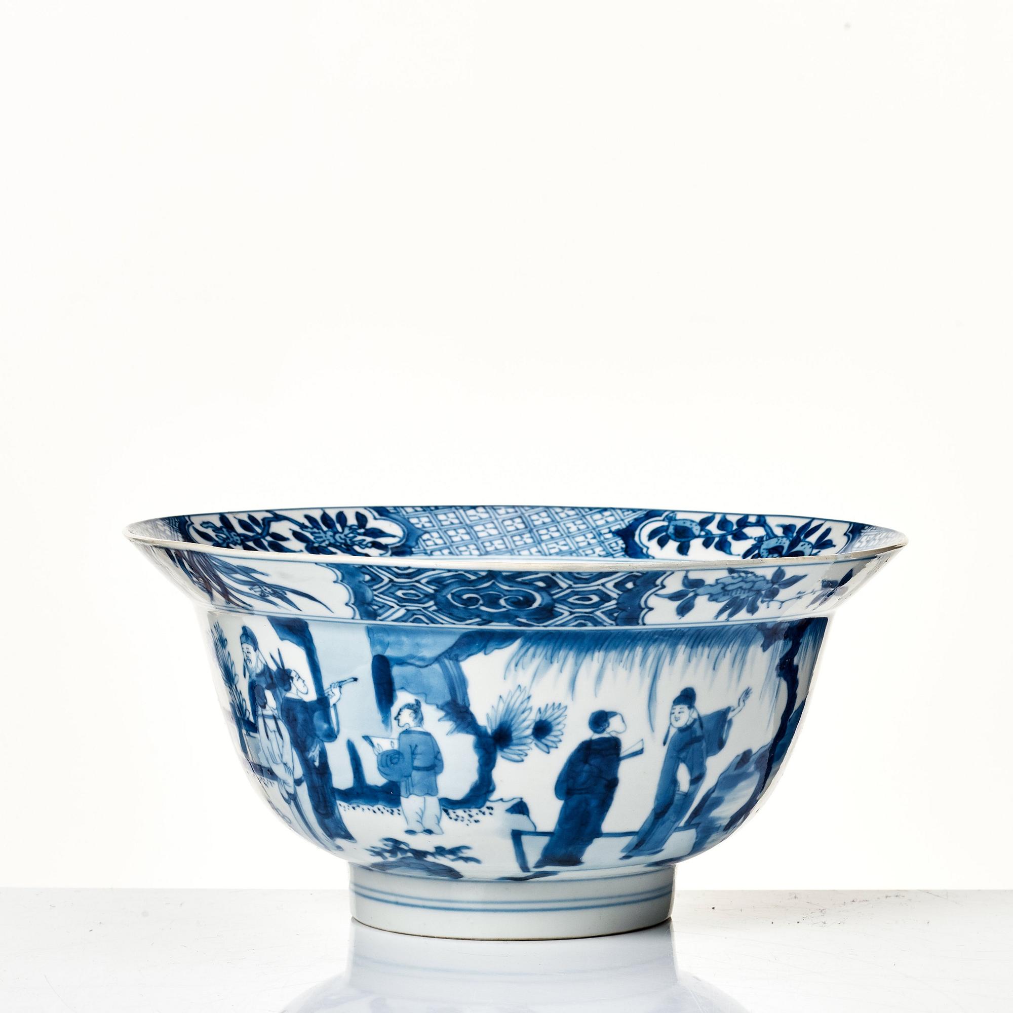 Skål, porslin. Qingdynastin, med Kangxis märke och period (1662-1722).