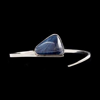 HALSRING samt ARMRING, sterlingsilver och silver, Hans Hansen, Danmark, resp MVL, Lund, 1966. Total vikt ca 54 g.