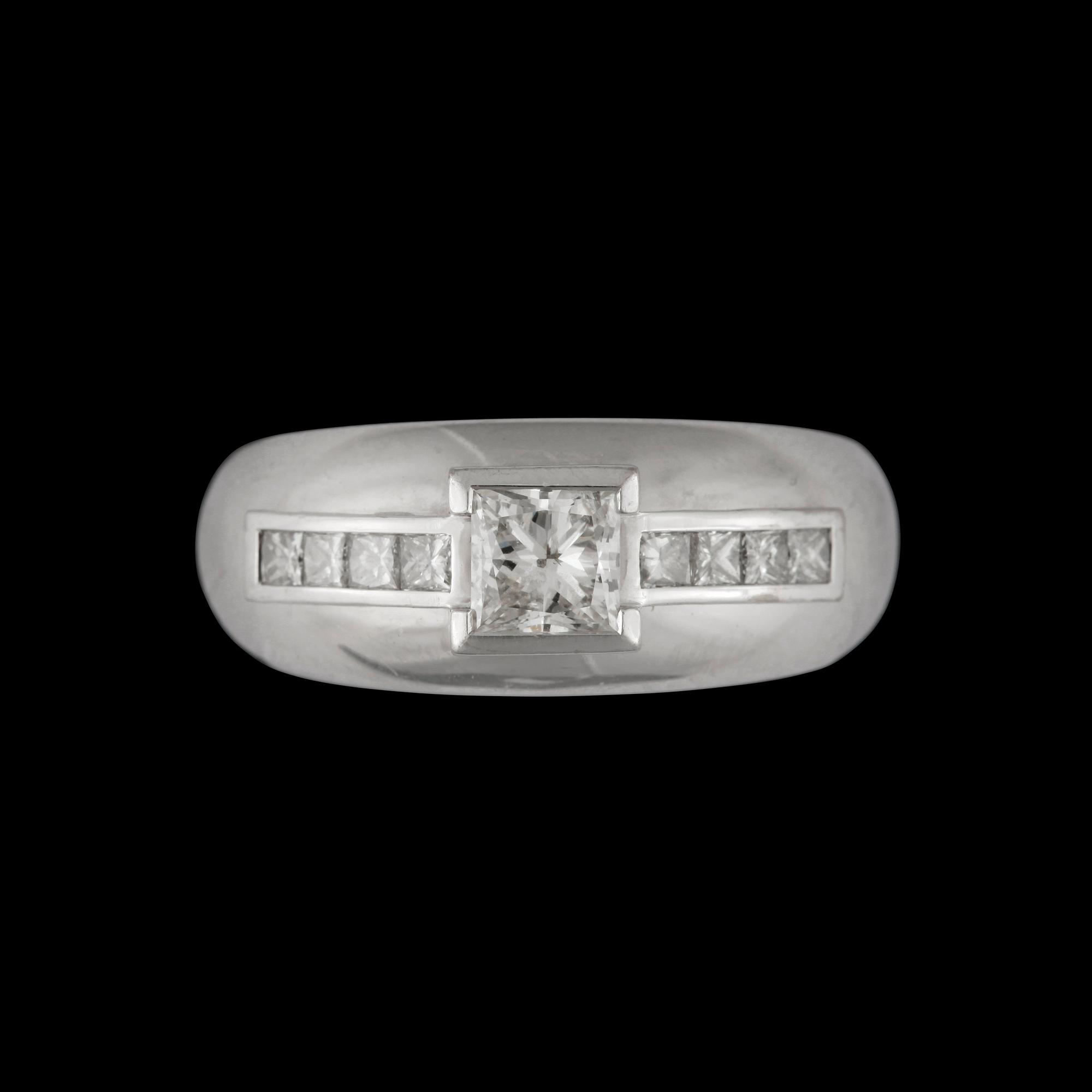 Ring med princesslipade diamanter, mittsten ca 0.67 ct. Totalt ca 1.00ct. Kvalitet ca I/SI.