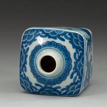 A squared blue and white dragon vase, Qing dynasty 19th century.