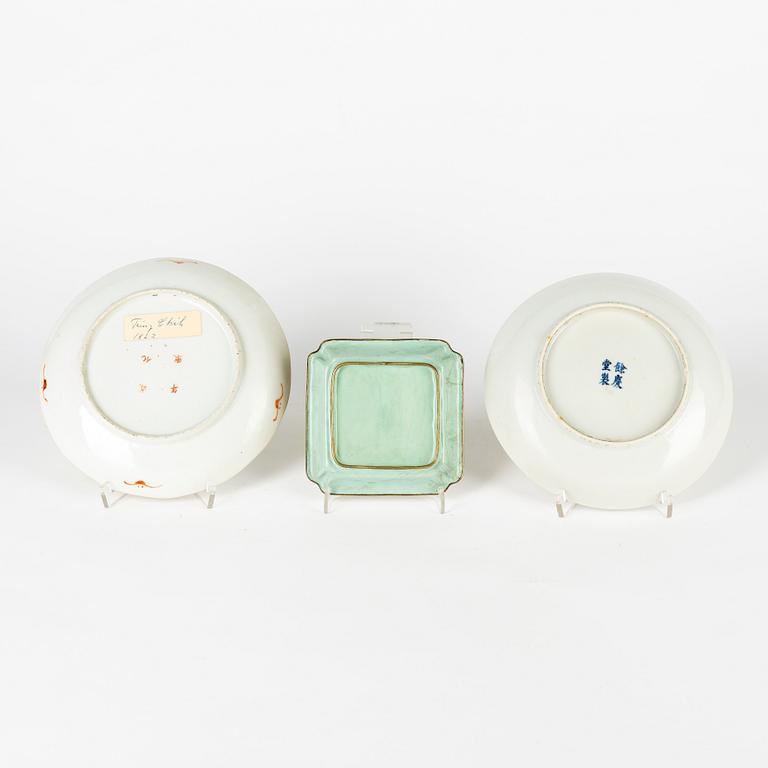 Two porcelain dishes and a jar with cover. An enamel on copper coaster and cigarette case. China, late Qingdynasty/20th.