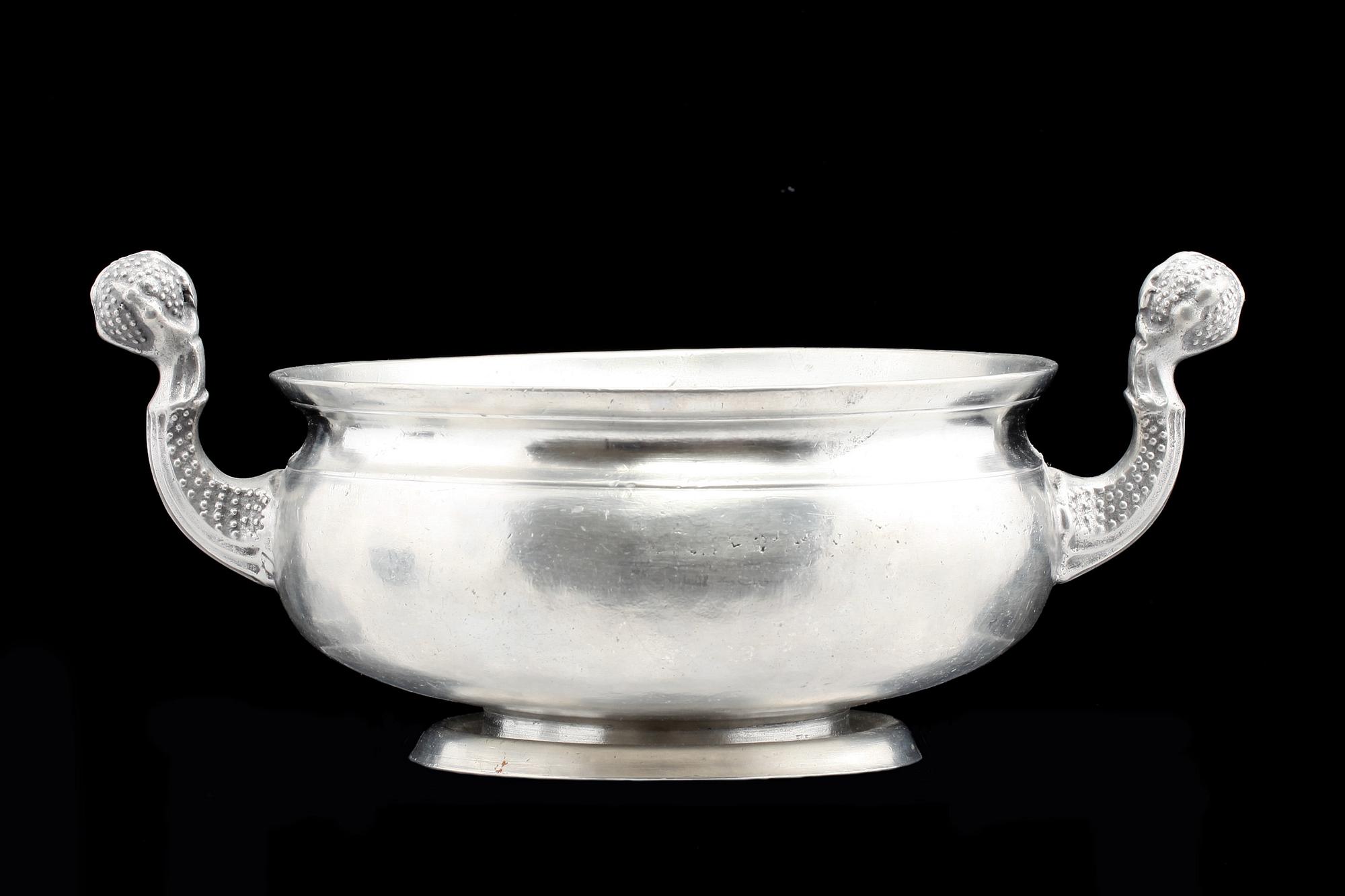 KALLSKÅL, tenn, 1800-tal, otydiga stämplar.