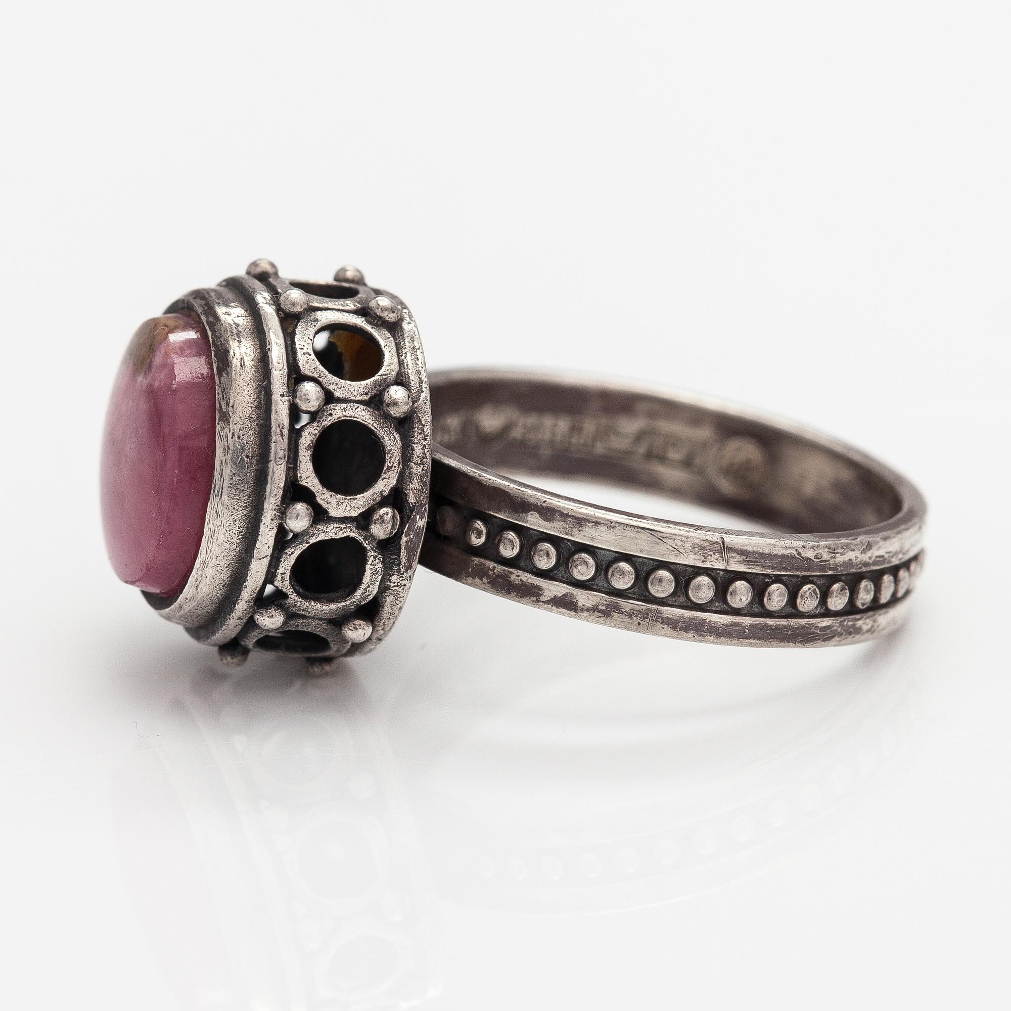 Kai Lindström, Brosch, ring och örhängen, silver, granit. Kalevala Koru, Helsingfors 1968.
